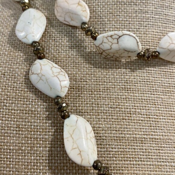 White large stones and gold plated beads necklace AB - Picture 4 of 6